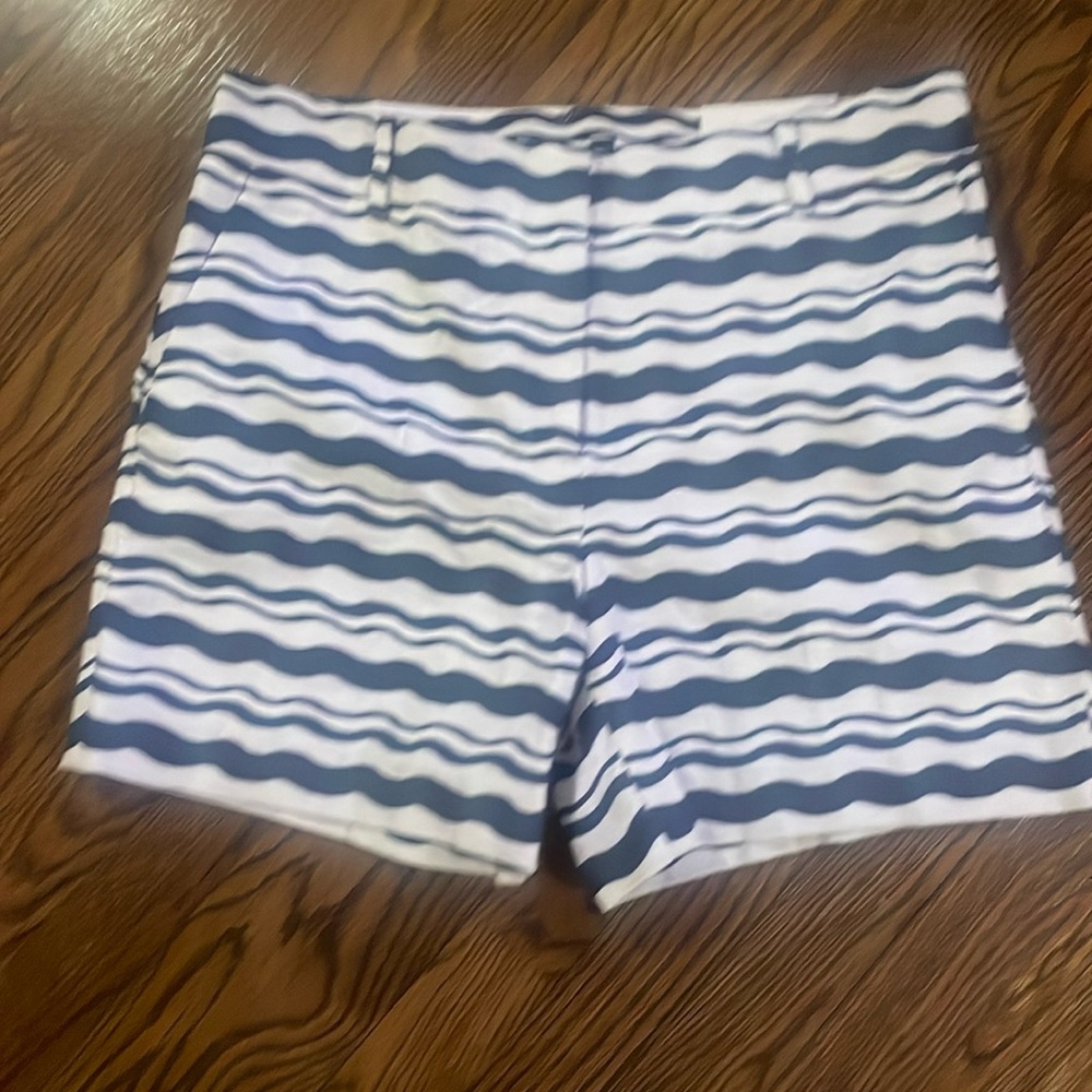 Ann Taylor The Metro Short, mid rise New With Tags